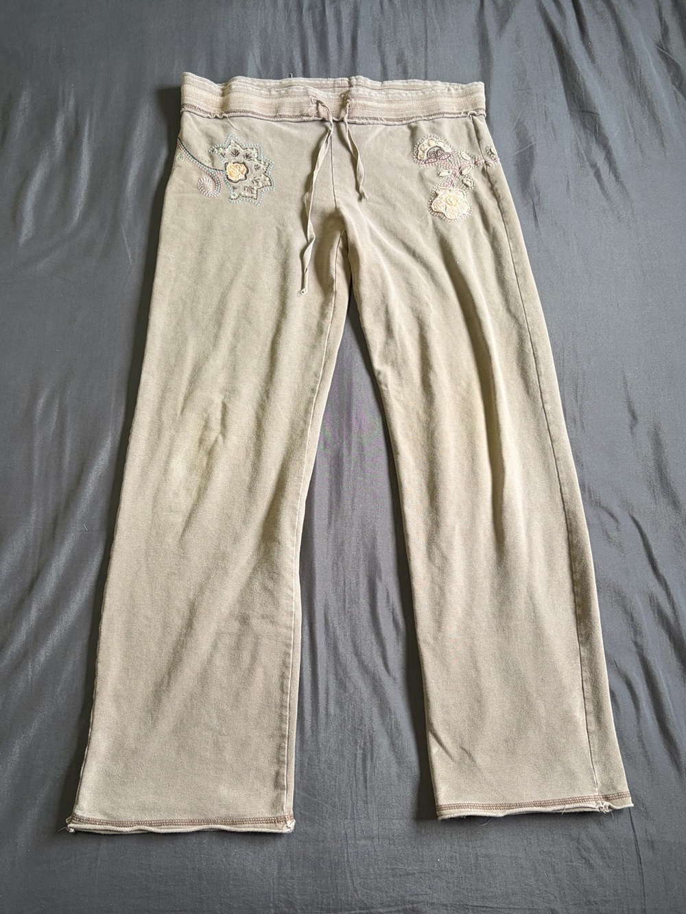Y2K brown embroidered low rise sweatpants w/ floral embroidery. Size L